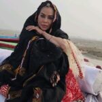 Nikita Rawal Instagram - Just in old song mood #oldsongs #filmy #mood #actor Kashi, Varanasi