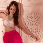 Nikita Rawal Instagram - डर है लपक न ले मुझे मेरी उदासियाँ तुम मुस्कुरा के मुझ में उजाला किया करो अच्छा नहीं कहा है ख़ामोशी को इश्क़ में हम से कहा करो कभी हम से सुना करो #shayri #nikitarawal #ishq # Film City