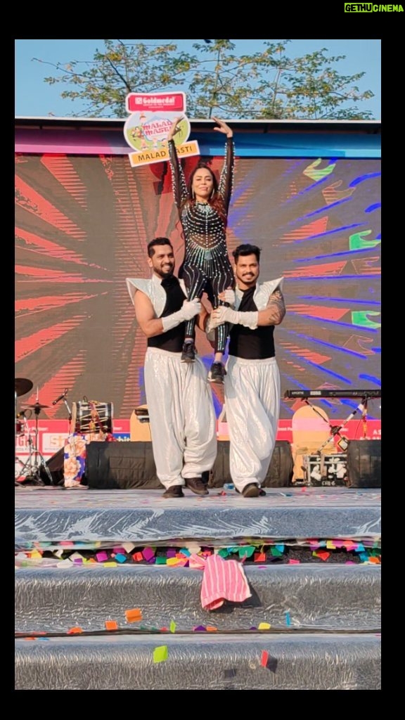 Nikita Rawal Instagram - Tranding performance with Tranding song 🎵 My favourite things to do #live #perfomance #dancing #rockstar #maladmasti #nikitarawal