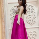 Nikita Rawal Instagram - Dhire chalo ❤️ #nikitarawal #moody #happyness #chilling #resting #kamariyagirl #indiangirl #nikitarawal #selflove #beautiful #pink