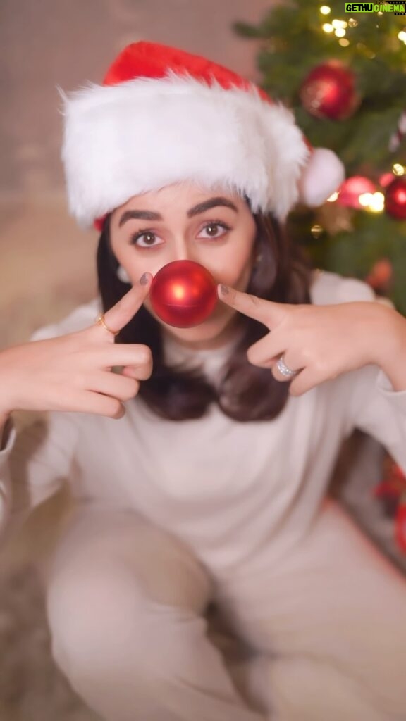 Nikki Galrani Instagram - Making Spirits Bright 🎅🏻♥🎄 #MerryChristmas