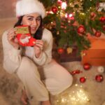 Nikki Galrani Instagram - Smiles brought to you by Santa ♥️🎅🏻 #MerryChristmas #HoHoHo 📸 : @camerasenthil