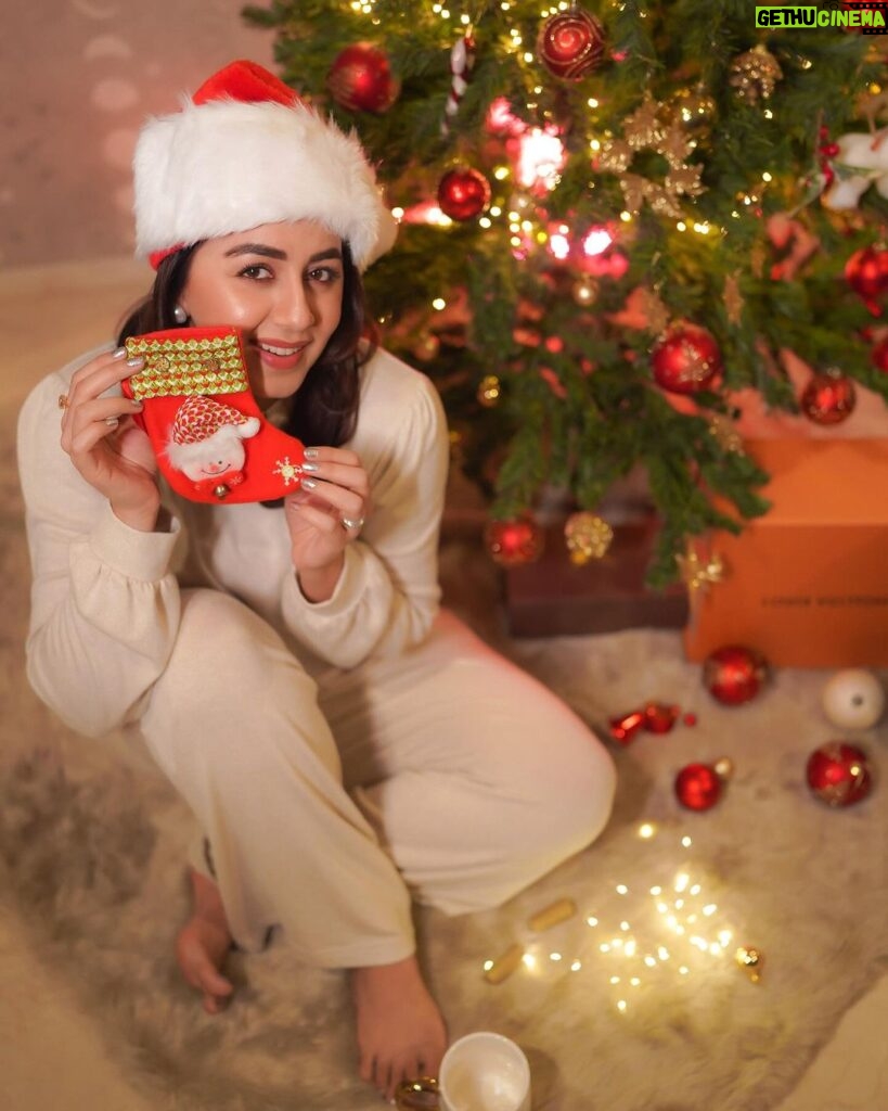 Nikki Galrani Instagram - Smiles brought to you by Santa ♥️🎅🏻 #MerryChristmas #HoHoHo 📸 : @camerasenthil