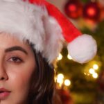 Nikki Galrani Instagram - Smiles brought to you by Santa ♥️🎅🏻 #MerryChristmas #HoHoHo 📸 : @camerasenthil