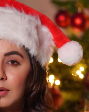 Nikki Galrani Instagram - Smiles brought to you by Santa ♥️🎅🏻

#MerryChristmas #HoHoHo

📸 : @camerasenthil