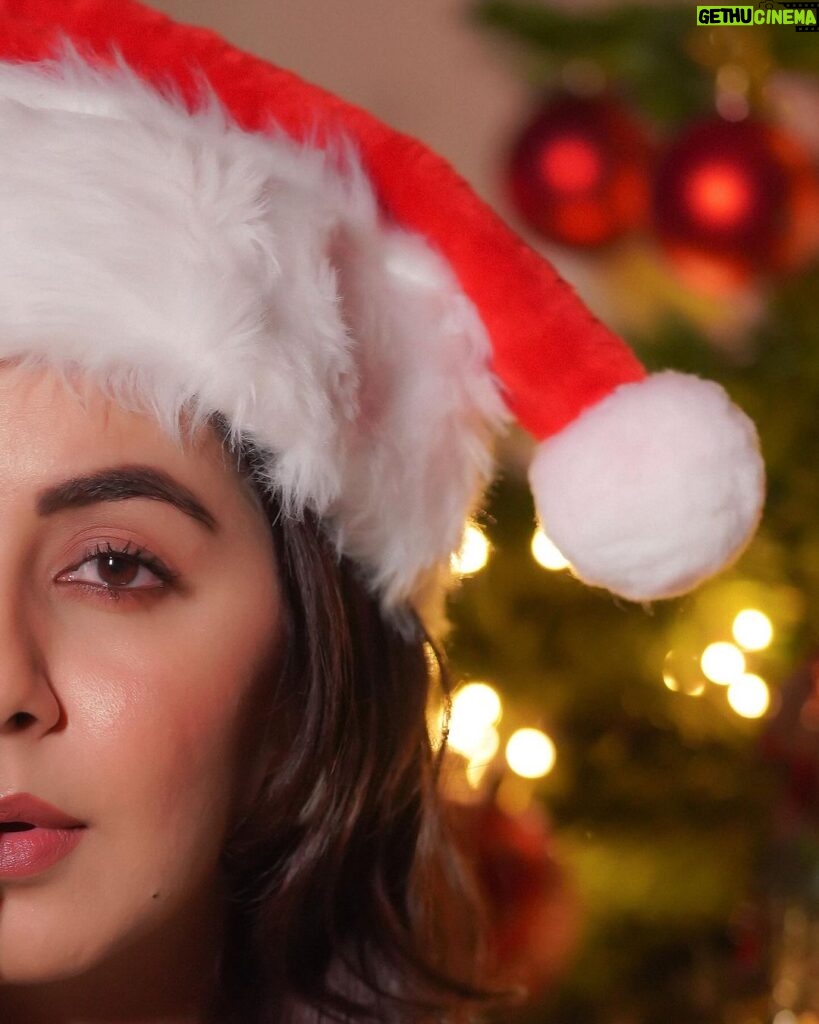 Nikki Galrani Instagram - Smiles brought to you by Santa ♥🎅🏻 #MerryChristmas #HoHoHo 📸 : @camerasenthil