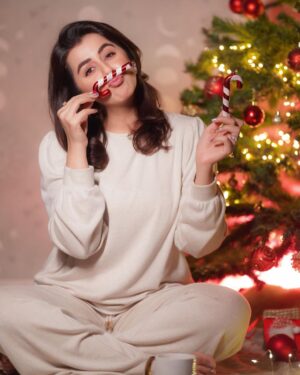 Nikki Galrani Instagram - Smiles brought to you by Santa ♥️🎅🏻

#MerryChristmas #HoHoHo

📸 : @camerasenthil