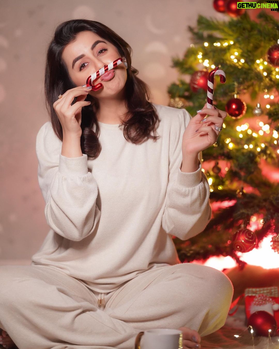 Nikki Galrani - 248K Likes - Smiles brought to you by Santa ♥️🎅🏻
#MerryChristmas #HoHoHo
📸 : @camerasenthil