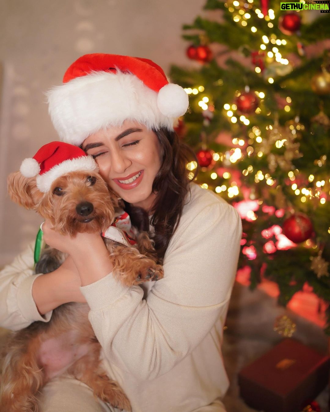 Nikki Galrani - 248K Likes - Smiles brought to you by Santa ♥️🎅🏻
#MerryChristmas #HoHoHo
📸 : @camerasenthil