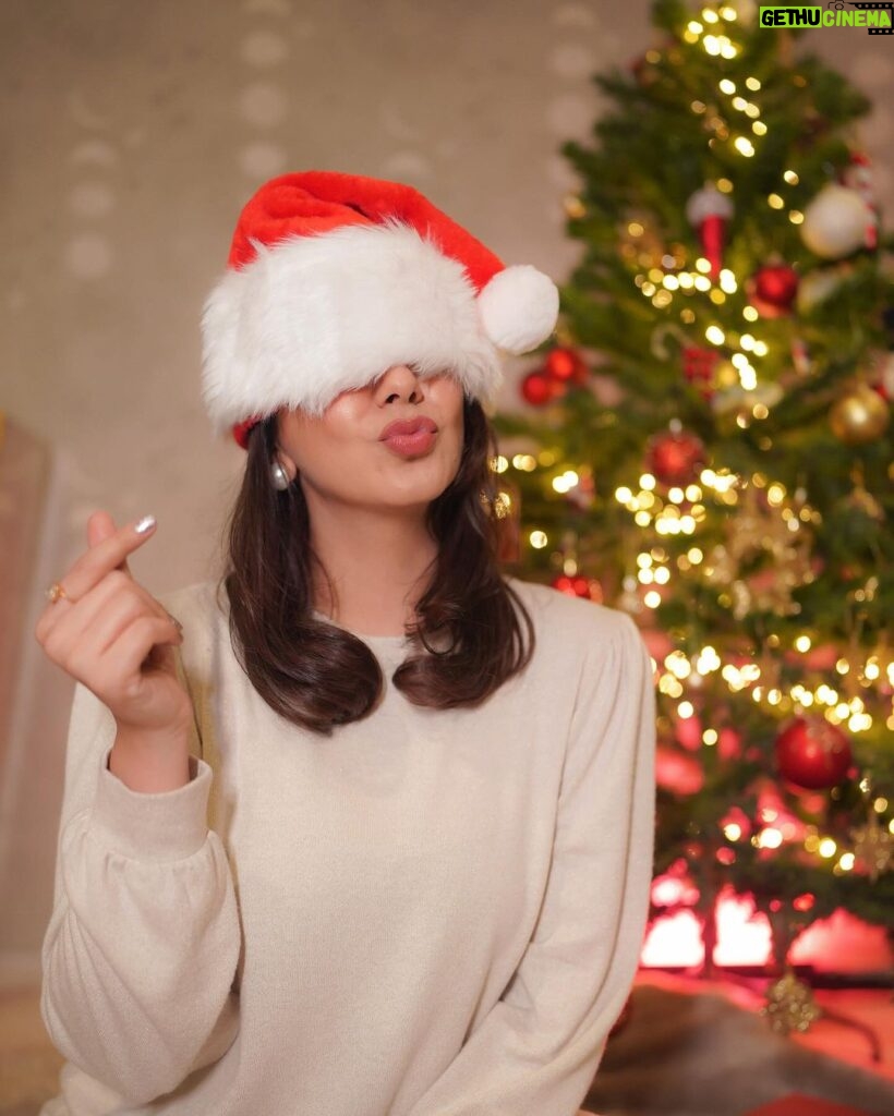 Nikki Galrani Instagram - Smiles brought to you by Santa ♥️🎅🏻 #MerryChristmas #HoHoHo 📸 : @camerasenthil