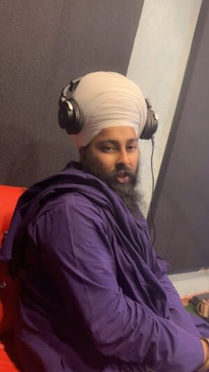 Nisha Bano Instagram - ਬਹੁੱਤ ਧੰਨਵਾਦ @official_baba_gulabsingh ji 🙏🏻 
ਮੇਰੀ ਝੋਲੀ ਚ “ ਰਾਜਾ ਸਾਹਿਬ “ ਜੀ ਦਾ ਇੰਨਾ ਪਿਆਰਾ ਗੀਤ ਪਾਓੁਣ ਲਈ 🙏🏻🙏🏻 
Music @amdadali_official g 🎹  Gurjant g ✍️ @nishabano 

#nishabano #babagulabsinghjisrichamkaursahib #rajasahib #newsong #devotional