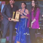 Nisha Bano Instagram - Thanku For Love ❤️ Iconic India Award 🏆 @arbaazkhanofficial @ameeshapatel9 @nishabano Thanku @crystalswitchgears @rishitarana1110 #nishabano #award #blessed #loveyouall