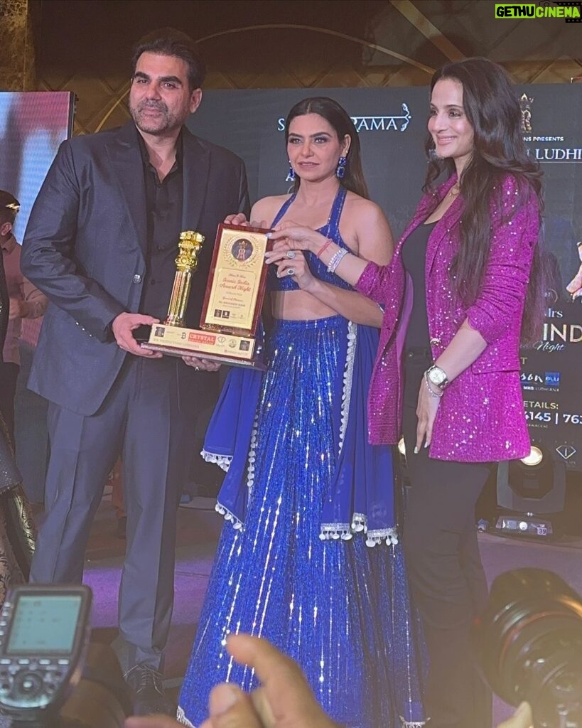 Nisha Bano Instagram - Thanku For Love ❤ Iconic India Award 🏆 @arbaazkhanofficial @ameeshapatel9 @nishabano Thanku @crystalswitchgears @rishitarana1110 #nishabano #award #blessed #loveyouall