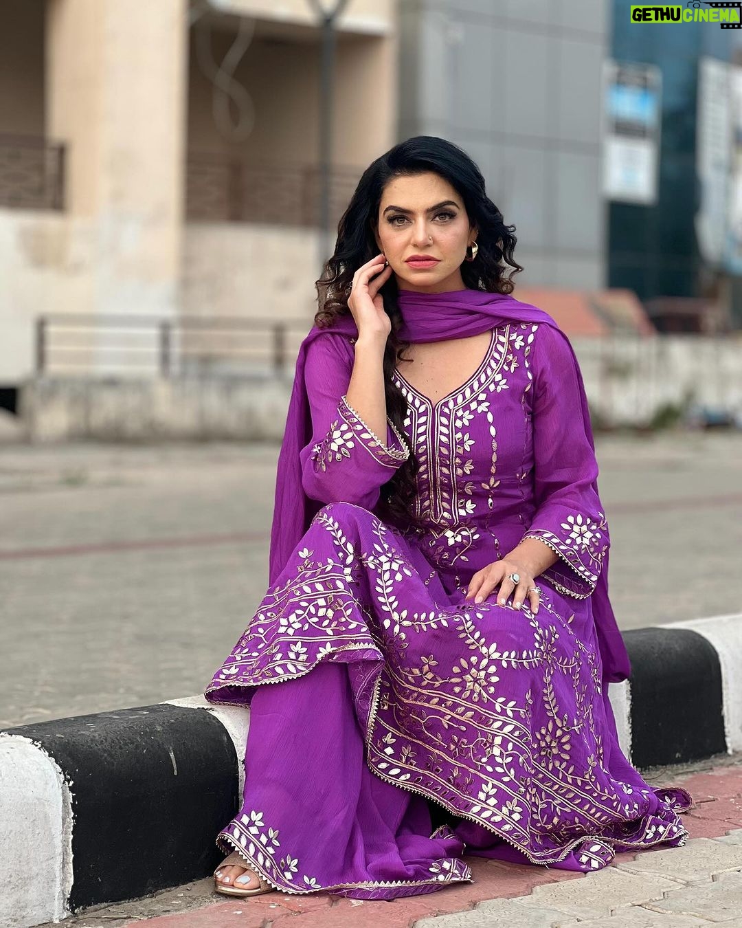 Nisha Bano Instagram - ਫੈਸ਼ਨ ਦਾ ਵਕਤ ਹੁੰਦਾ ਹੈ, ਸਾਦਗੀ ਤਾ ਸਦਾ ਹੀ ਤਖਤਾਂ ਤੇ ਰਾਜ ਕਰਦੀ ਏ!🌸 Outfit buy @guntazsilkstore ❤️ Makeup by @salove26 ❤️ Photographer by @apooravasingh_photography ❤️ #nishabano ❤️❤️❤️