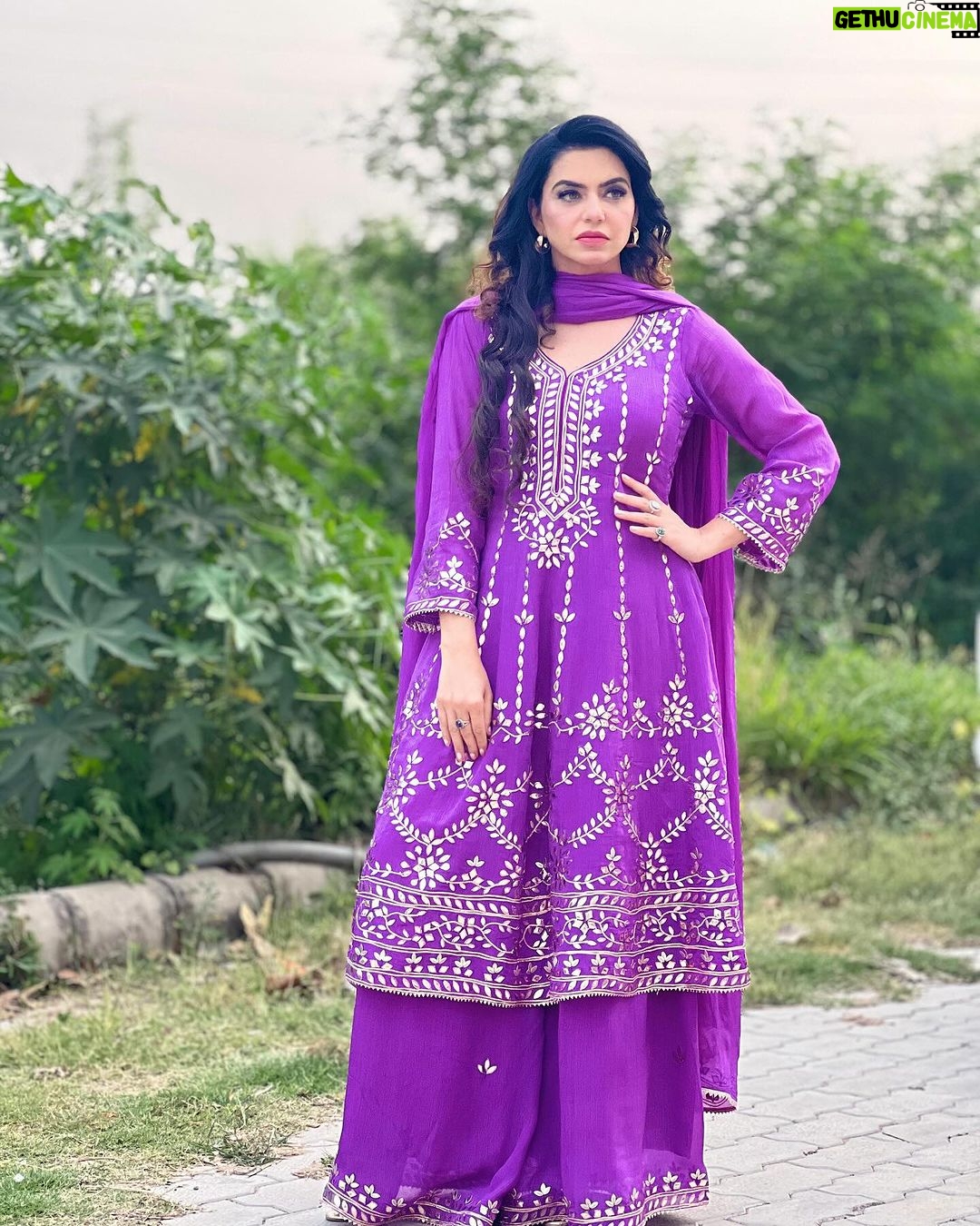 Nisha Bano Instagram - ਫੈਸ਼ਨ ਦਾ ਵਕਤ ਹੁੰਦਾ ਹੈ, ਸਾਦਗੀ ਤਾ ਸਦਾ ਹੀ ਤਖਤਾਂ ਤੇ ਰਾਜ ਕਰਦੀ ਏ!🌸 Outfit buy @guntazsilkstore ❤️ Makeup by @salove26 ❤️ Photographer by @apooravasingh_photography ❤️ #nishabano ❤️❤️❤️