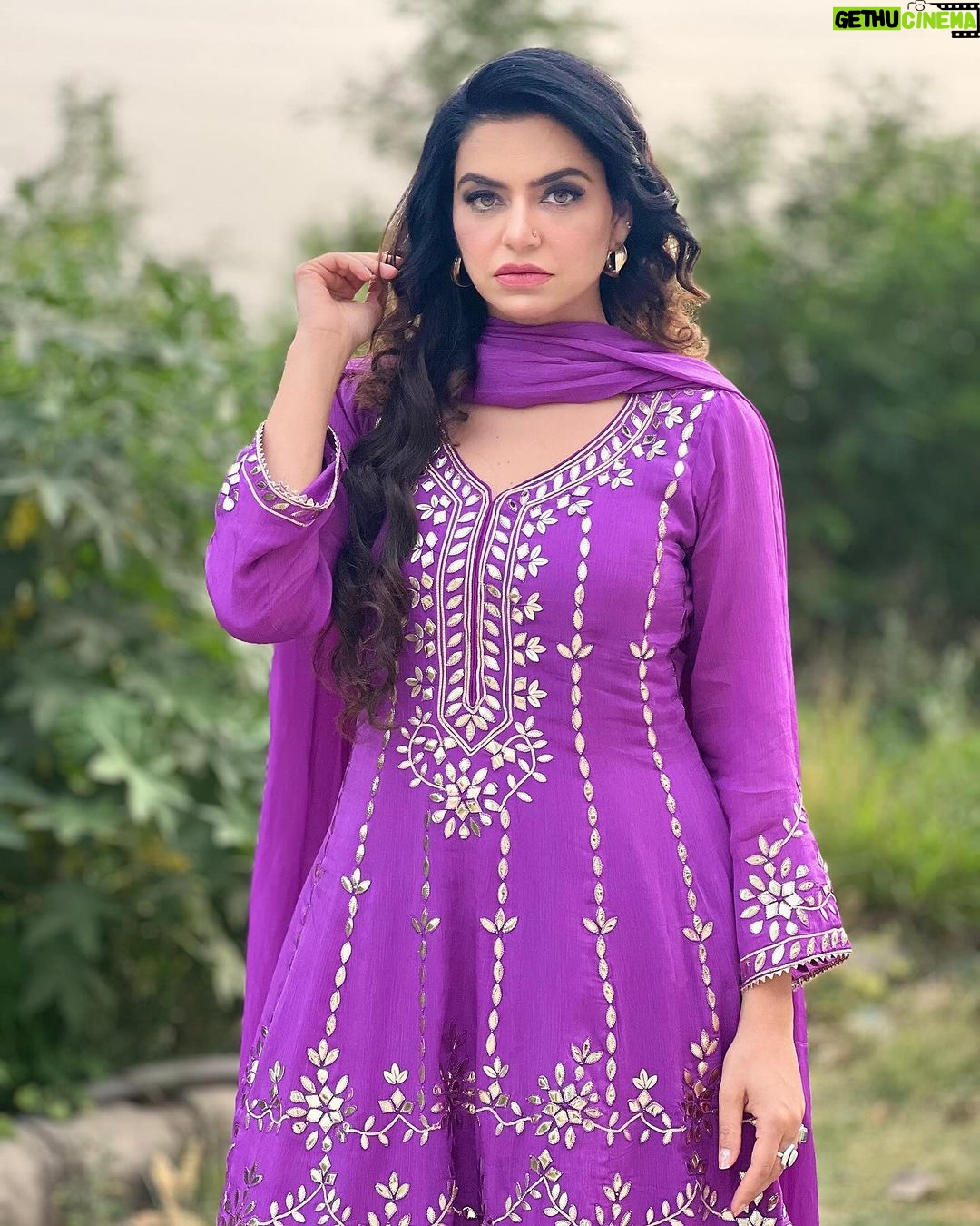Nisha Bano Instagram - ਫੈਸ਼ਨ ਦਾ ਵਕਤ ਹੁੰਦਾ ਹੈ, ਸਾਦਗੀ ਤਾ ਸਦਾ ਹੀ ਤਖਤਾਂ ਤੇ ਰਾਜ ਕਰਦੀ ਏ!🌸 Outfit buy @guntazsilkstore ❤️ Makeup by @salove26 ❤️ Photographer by @apooravasingh_photography ❤️ #nishabano ❤️❤️❤️