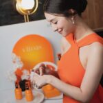 Nittha Jirayungyurn Instagram - Vitoas Triple Serum🧡✨ มิวใช้แล้วชอบมากกกค่ะ 10วันรู้เรื่ิอง!! เซรั่มสูตรเข้มข้น ด้วยนวัตกรรมWOW! Water in Oil in Water! เนื้อเบาสบายผิวจากประเทศญี่ปุ่น ผิวมิวชุ่มชื้น ริ้วรอยจุดด่างดำลดลง ผิวแลดูกระจ่างใส แม้ไม่ค่อยมีเวลาดูแลผิวหน้า อยากให้ลองค้าาาาแล้วจะติดใจ 📍มีวางจำหน่ายแล้วที่เว็บไซด์ BRAND’S World, Lazada, Shopee, Siam Takashimaya, Central Chidlom และ EVEANDBOY ทุกสาขา #vitoas #VARON
