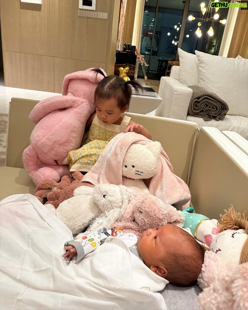 Nittha Jirayungyurn Instagram - หลายคนถามว่ามีลูก2คนแล้วเป็นยังไง..😝😜