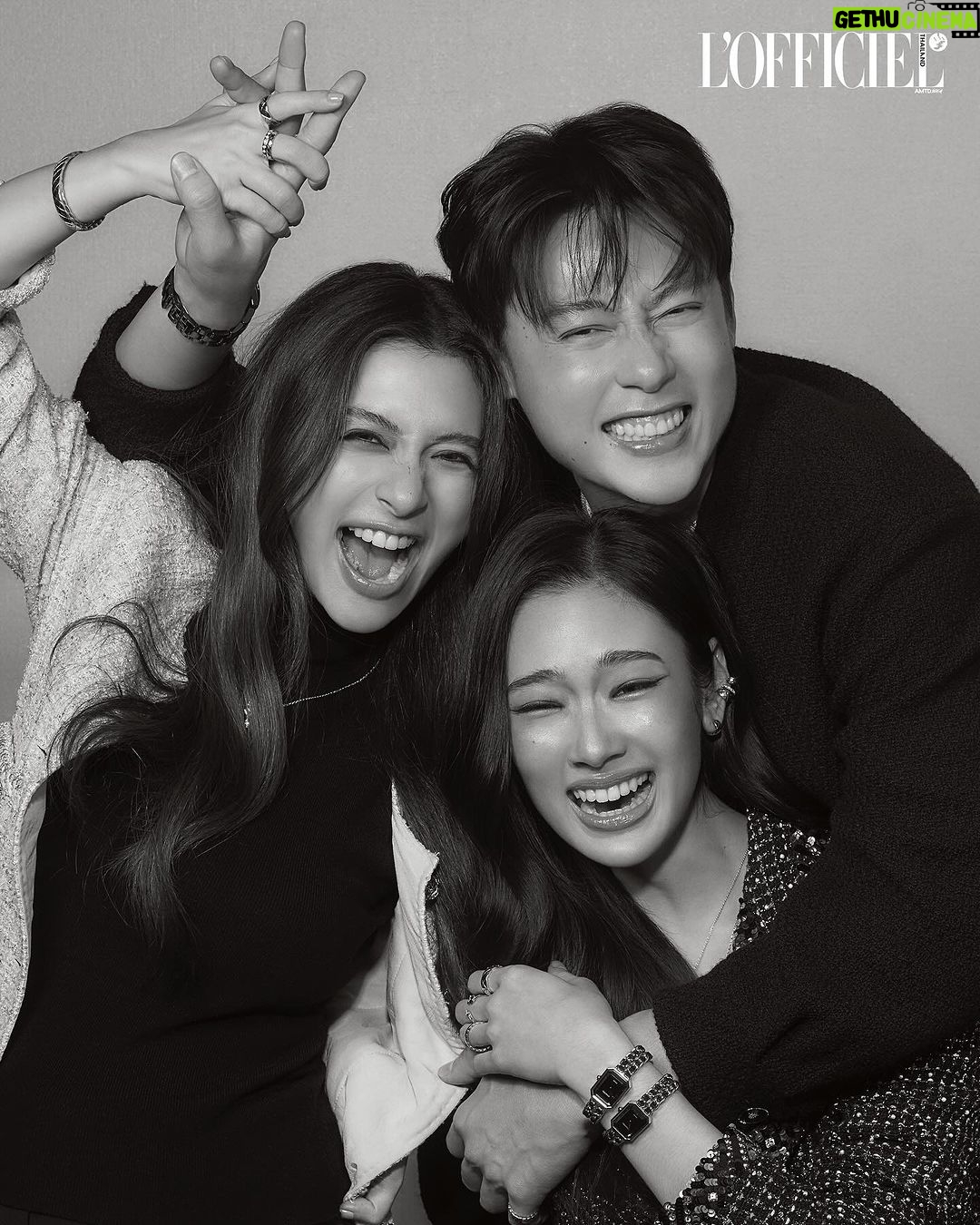 Nittha Jirayungyurn Instagram - #LOFFICIELPLUS คอนเทนต์สุดเอ็กซ์คลูซีฟสำหรับแพลตฟอร์มออนไลน์ประจำเดือนธันวาคมนี้ พบกับหนุ่มสาวชาเนล หมาก ปริญ, มิว นิษฐา, ออกแบบ ชุติมณฑ์, วิโอเลต วอเทียร์ และ เจมส์ ธีรดนย์ ที่จะมาเติมเต็มความสนุกในช่วงเทศกาลวันหยุดละชวนคุณค้นหาของขวัญในฝันจากผลงานการรังสรรค์เครื่องประดับไฟน์จิวเวลรี่ของ CHANEL ที่มีทั้งรุ่นเบจโกลด์ เยลโลว์โกลด์ และไวท์โกลด์ รวมถึงรุ่นประดับเพชร #CHANELHoliday #GiveWonderGiveCHANEL #CHANELFineJewelry #CocoCrush #N5Collection @chanelofficial#LOFFICIELTHAILAND #LOFFICIELJEWELRY Photographer: Napat Gunkham Fashion Editor: Watcharachai Nun-ngam Models: Aokbab-Chutimon, Mew-Nittha, Violette Wautier, Mark-Prin, James Teeradon Makeup for Aokbab: Newtron Whangwisarn Hair for Aokbab: Harit Punyaaiy Makeup for Mew: Andi Soon Hair for Mew: Banjaporn Kampab Makeup for Violette: Worawoot Watchanucha Hair for Violette: Harit Punyaaiy Makeup for Mark: Lalita Sukarom Hair for Mark: Nathapot Boonsit Makeup for James: Lalita Sukarom Hair for James: Sujakapong Sanguanpong Photographer Assistants: Saran Wannaphurk, Anan Eiammee Stylist Assistants: Thanawat Nititanaiyaphong, Tisakorn Kunchornnok Producer: Akeera Sasungnern