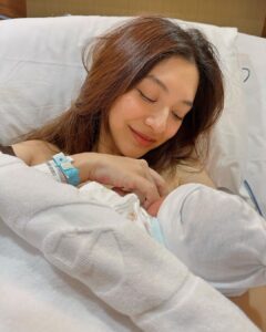 Nittha Jirayungyurn Instagram - Makin💗 I am officially mother of two👶🏻👶🏻 Bumrungrad International