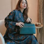 Nittha Jirayungyurn Instagram - A delicate embrace🥰💗 @LoroPiana #LoroPiana #LoroPianaExtraBag