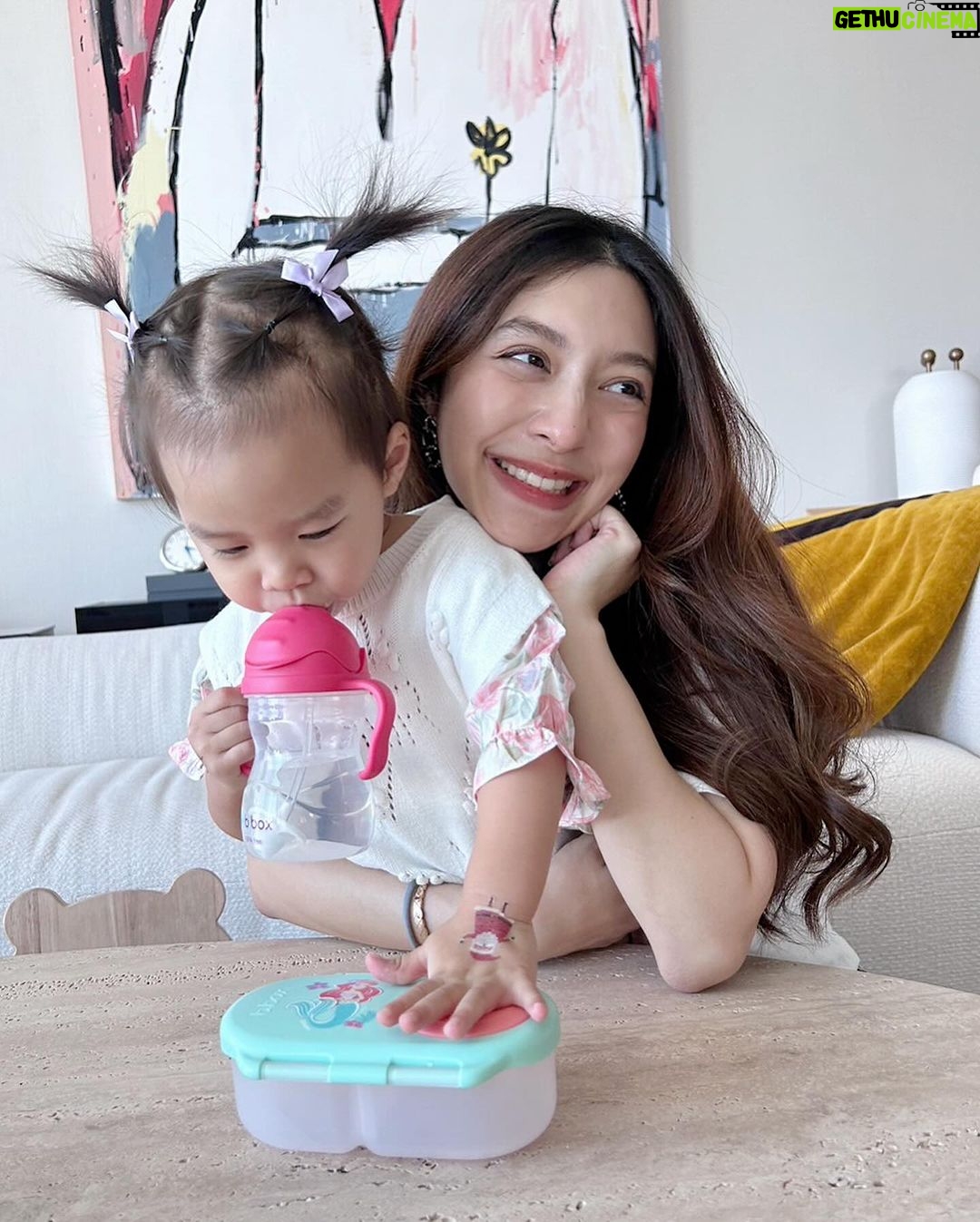 Nittha Jirayungyurn Instagram - แก้วน้ำดูดๆมีที่จับๆใบโปรด💗🥰 เขย่าได้ คว่ำไม่หก ไม่หก เลอะเทอะ พกพาสะดวก จะนอนดื่ม นั่งดื่มยืนดื่มก็ได้ค่ะ หลอดนุ่มนิ่ม ไม่บาดเหงือก ทำจากซิลิโคนฟู้ดเกรด ปลอดภัยสำหรับเด็กค่ะ🫶🏻🫶🏻🫶🏻 @bboxthailand