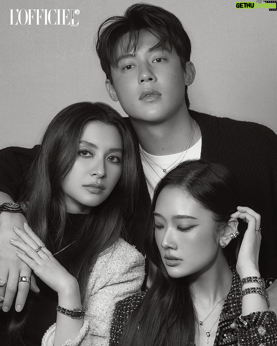 Nittha Jirayungyurn Instagram - #LOFFICIELPLUS คอนเทนต์สุดเอ็กซ์คลูซีฟสำหรับแพลตฟอร์มออนไลน์ประจำเดือนธันวาคมนี้ พบกับหนุ่มสาวชาเนล หมาก ปริญ, มิว นิษฐา, ออกแบบ ชุติมณฑ์, วิโอเลต วอเทียร์ และ เจมส์ ธีรดนย์ ที่จะมาเติมเต็มความสนุกในช่วงเทศกาลวันหยุดละชวนคุณค้นหาของขวัญในฝันจากผลงานการรังสรรค์เครื่องประดับไฟน์จิวเวลรี่ของ CHANEL ที่มีทั้งรุ่นเบจโกลด์ เยลโลว์โกลด์ และไวท์โกลด์ รวมถึงรุ่นประดับเพชร #CHANELHoliday #GiveWonderGiveCHANEL #CHANELFineJewelry #CocoCrush #N5Collection @chanelofficial#LOFFICIELTHAILAND #LOFFICIELJEWELRY Photographer: Napat Gunkham Fashion Editor: Watcharachai Nun-ngam Models: Aokbab-Chutimon, Mew-Nittha, Violette Wautier, Mark-Prin, James Teeradon Makeup for Aokbab: Newtron Whangwisarn Hair for Aokbab: Harit Punyaaiy Makeup for Mew: Andi Soon Hair for Mew: Banjaporn Kampab Makeup for Violette: Worawoot Watchanucha Hair for Violette: Harit Punyaaiy Makeup for Mark: Lalita Sukarom Hair for Mark: Nathapot Boonsit Makeup for James: Lalita Sukarom Hair for James: Sujakapong Sanguanpong Photographer Assistants: Saran Wannaphurk, Anan Eiammee Stylist Assistants: Thanawat Nititanaiyaphong, Tisakorn Kunchornnok Producer: Akeera Sasungnern