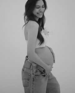 Nittha Jirayungyurn Instagram - Third trimester👶🏻 ขอบคุณช่างภาพกิตติมศักดิ์ทั้ง3ท่านค้าบบบ😆