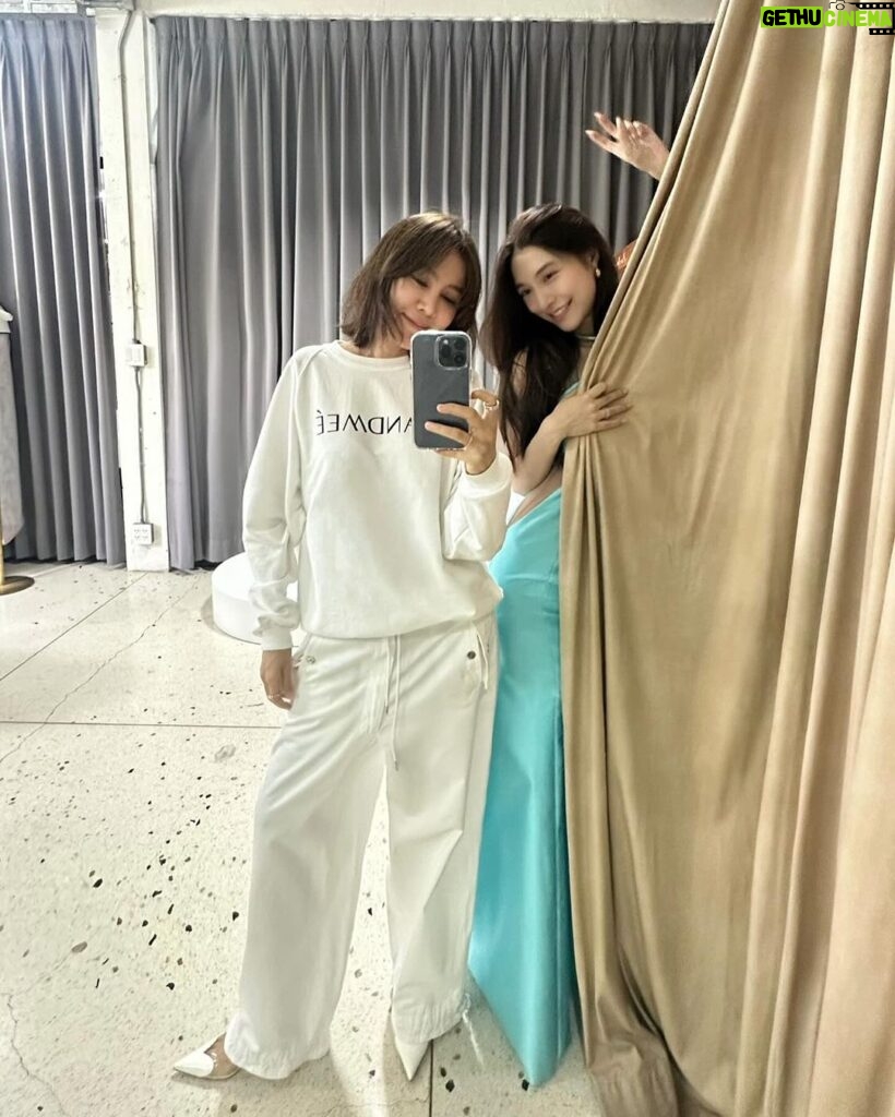 Nittha Jirayungyurn Instagram - ขอบคุณพี่มี่ @landmee ที่ได้ออกแบบตัดเย็บผ้าไหมไทยสีฟ้าจากภาคอีสานของเราผืนนี้ขึ้นมา เพื่อให้มิวได้ใส่สำหรับงาน Vogue Gala ในปีนี้ มิวไม่ค่อยได้มีโอกาสใส่ชุดผ้าไทยบ่อยนัก ดีใจและภูมิใจมากๆค่ะ พี่มี่ทำชุดออกมาได้อย่างสวยงาม ประณีต ใส่ใจทุกรายละเอียดจริงๆๆๆ ดีใจที่ได้ใส่ชุดนี้ค่ะ🩵🩵🩵 @landmee_official @voguethailand #voguegala2024 #TouchofThai