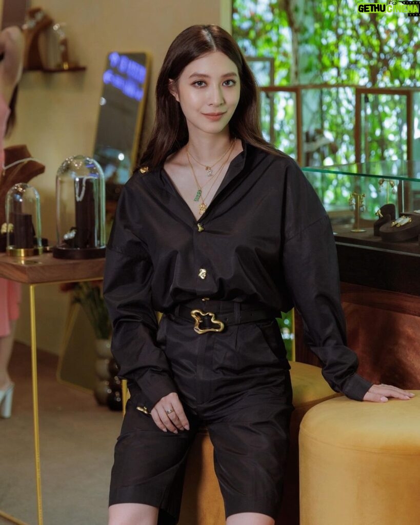 Nittha Jirayungyurn Instagram - Bangkok flagship shop is now open at Emquartier @pacharee 🤎