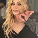 Nur Fettahoğlu Instagram - Biraz duygusal, biraz heyecan, biraz stres… her türlü karmaşanın içinde yüzümde tebessüm bırakan, yanımda olan herkesi kucaklıyorum… İyi ki varsınız! XII