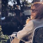 Nur Fettahoğlu Instagram – Dietro le lacrime che mi hai nascosto
E negli spazi di un segreto opposto
Resto fermo e ti aspetto da qui
Non mi è possibile,no non rivederti più
Se lontana non sei stata mai…..
📸 @slmdmrtr
