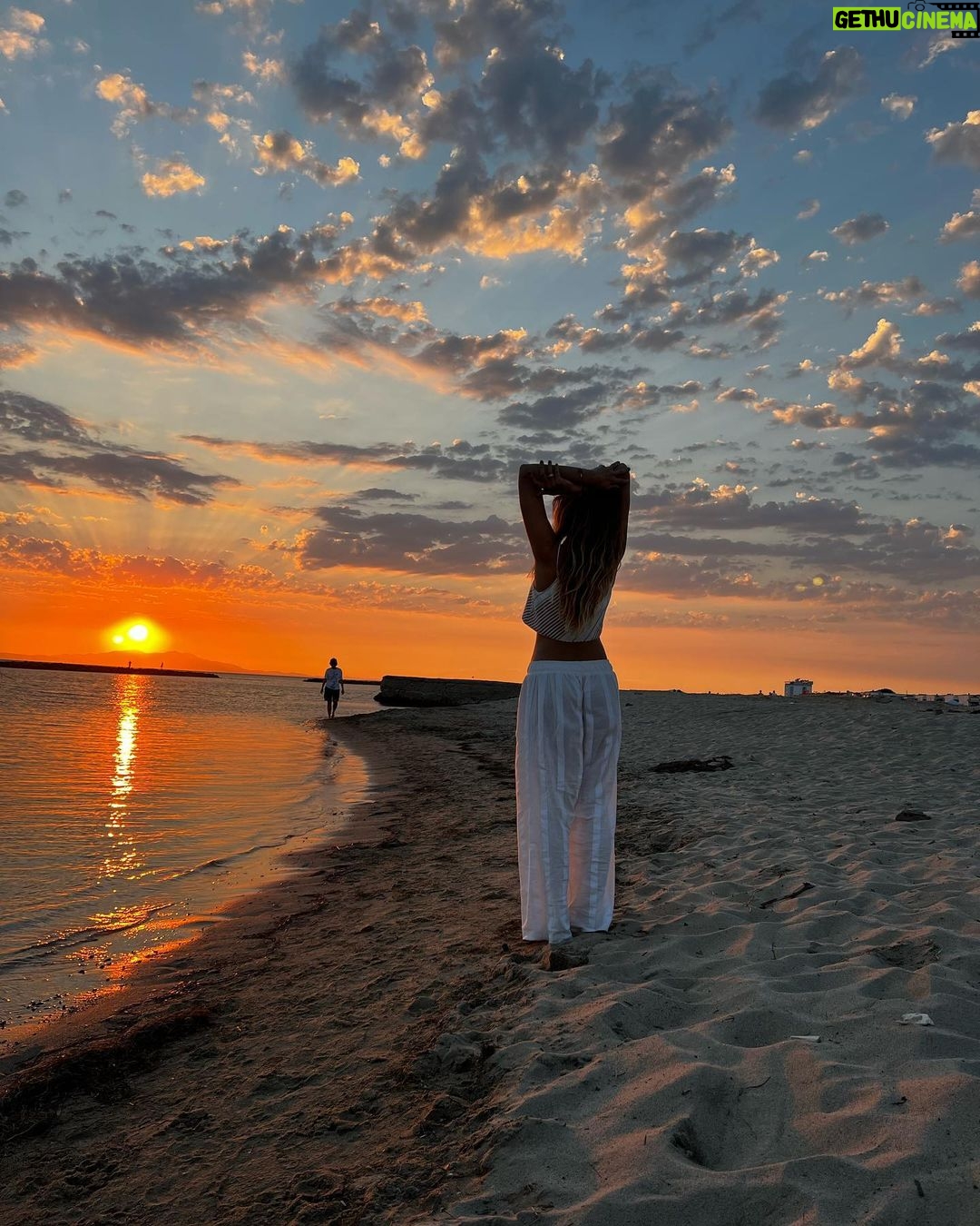 Nur Fettahoğlu Instagram - Her gün bir yerden göçmek ne iyi. Her gün bir yere konmak ne güzel. Bulanmadan, donmadan akmak ne hoş. Dünle beraber gitti, cancağızım, Ne kadar söz varsa düne ait. Şimdi yeni şeyler söylemek lazım Mevlana 📸 @evrenyesill