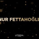 Nur Fettahoğlu Instagram - Ben buna değerim… Kendim olmaktan vazgeçmemek demek. Kendime dürüst olmak ve olduğum gibi kabul etmek demek. Her gün duyduğum, gördüğüm binlerce yoruma açık olmak ama kendim olmaktan yine de vazgeçmemek. Çünkü aslında kusurlar geçici, kalıcı olan kendine gösterdiğin saygıdır. Kendimi güçsüz hissettiğimde içimden hep tekrar ettiğim bu cümleyi şimdi daha yüksek sesle söylüyorum: Ben buna değerim. Sen de içindeki güce güven, kendine dürüst yaşa. Çünkü biz buna değeriz! #çünkübizbunadeğeriz @lorealparis