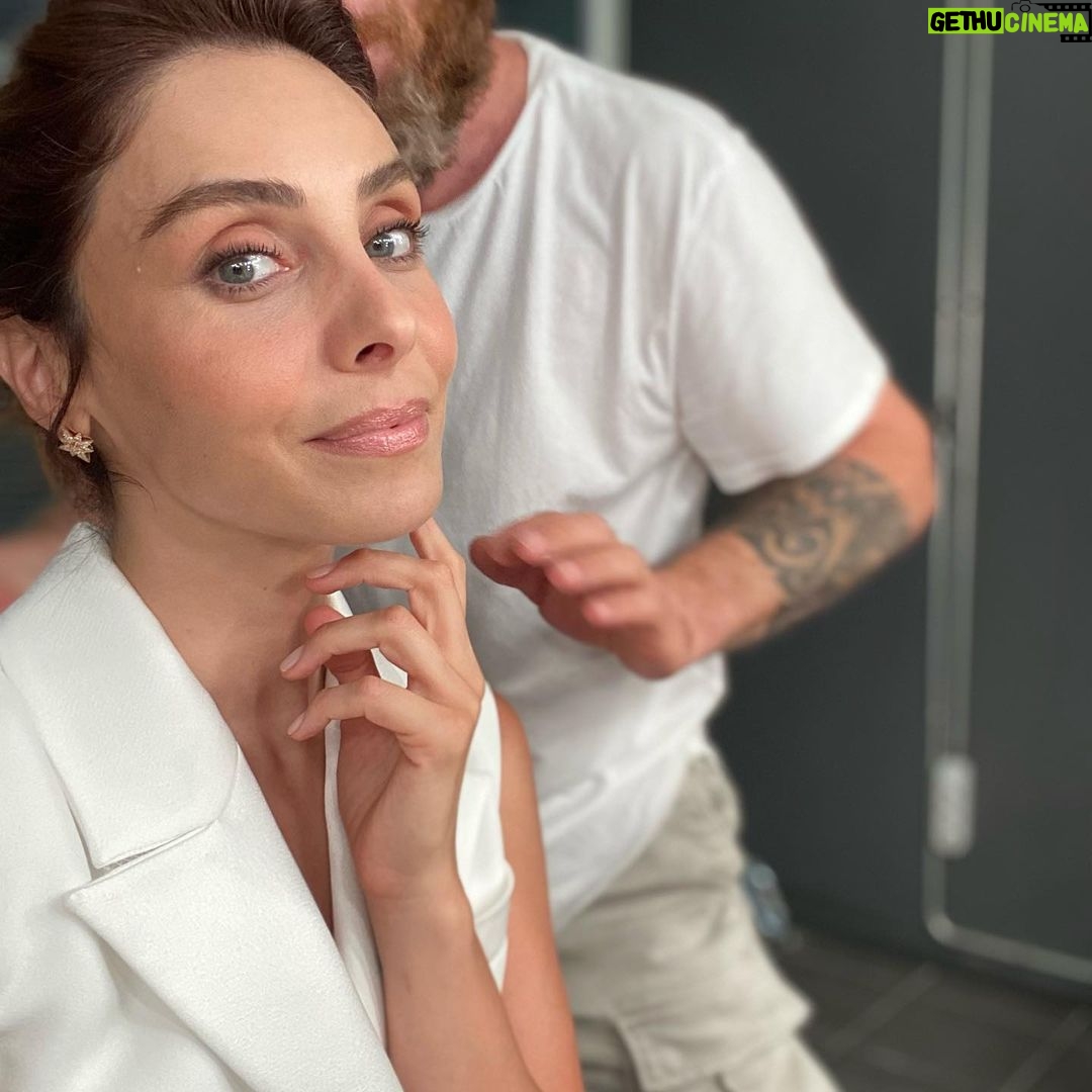 Nur Fettahoğlu Instagram - Kendini şımart! 💛 @lorealparis