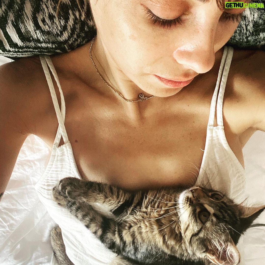 Nur Fettahoğlu Instagram - Yanımızdayken, hala dokunabiliyor, hissedebiliyorken değerini bilmek gerek bazı şeylerin! Çok geç olmadan sarılın tüm sevdiklerinize!