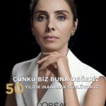 Nur Fettahoğlu Instagram - Senin için «Biz Buna Değeriz» ne demek? Hepimizin çokça duyduğu L’Oréal Paris’in bu sözü 50.yılını kutlarken bir kez daha gururla «Ben buna değerim» demekten çok mutluyum. Yaşımız, ırkımız, değerlerimizden bağımsız hepimizi kapsayan, birleştiren, bize ilham veren ve kadının gücünü bize tekrar tekrar hatırlatan bu cümle bize bir kez daha hepimizin buna değer olduğunu hatırlatmalı. 50 yıldır inanarak söylediğimiz bu sözü gelin bu kez hep beraber, daha güçlü, daha yüksek sesle söyleyelim: çünkü biz, hepimiz buna değeriz! #çünkübizbunadeğeriz @lorealparis