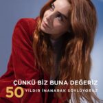 Nur Fettahoğlu Instagram - Sırf cinsiyetinden ötürü tacize, fiziksel ve psikolojik her türlü şiddete uğrayan fakat her türlü baskıya rağmen korkmadan, yılmadan hatta daha da güçlenerek devam eden, her alanda emeklerinin eşit karşılığını almak için çalışan tüm emekçi kadınların günü kutlu olsun. L’Oreal Paris ailem ile 50 yıldır inanarak çünkü biz buna değeriz demekten çok mutluyum, daha ötesi gururluyum! Beraber hep bir ağızdan biz buna değeriz dediğimiz daha nice 50. yıllara @lorealparis #bizbunadeğeriz #50yearsofworth
