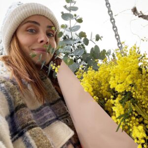 Nur Fettahoğlu Instagram - Güçsün...
Doğanda kök salıp coşmak var.. 
Kadınsın...
Umutsun....
Hassassın...
Dayanışmasın...
Aşksın!!!
Hafif bir meltem eşliğinde kokusunda huzurla gülümsetensin....
Yine açtın sonsuz neşenle...

Mimoza’nın anlamını çok seviyorum.
Kırılgan görüntüsünün altında zahmetsiz gelişip coşuyor, beni de bu erken baharla mutlu ediyor.