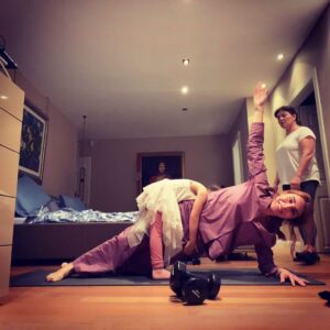 Nur Fettahoğlu Instagram - Hayatımın özeti! 
İstediğin kadar kal kollarimda nefesim, usulca taşırım bizi.