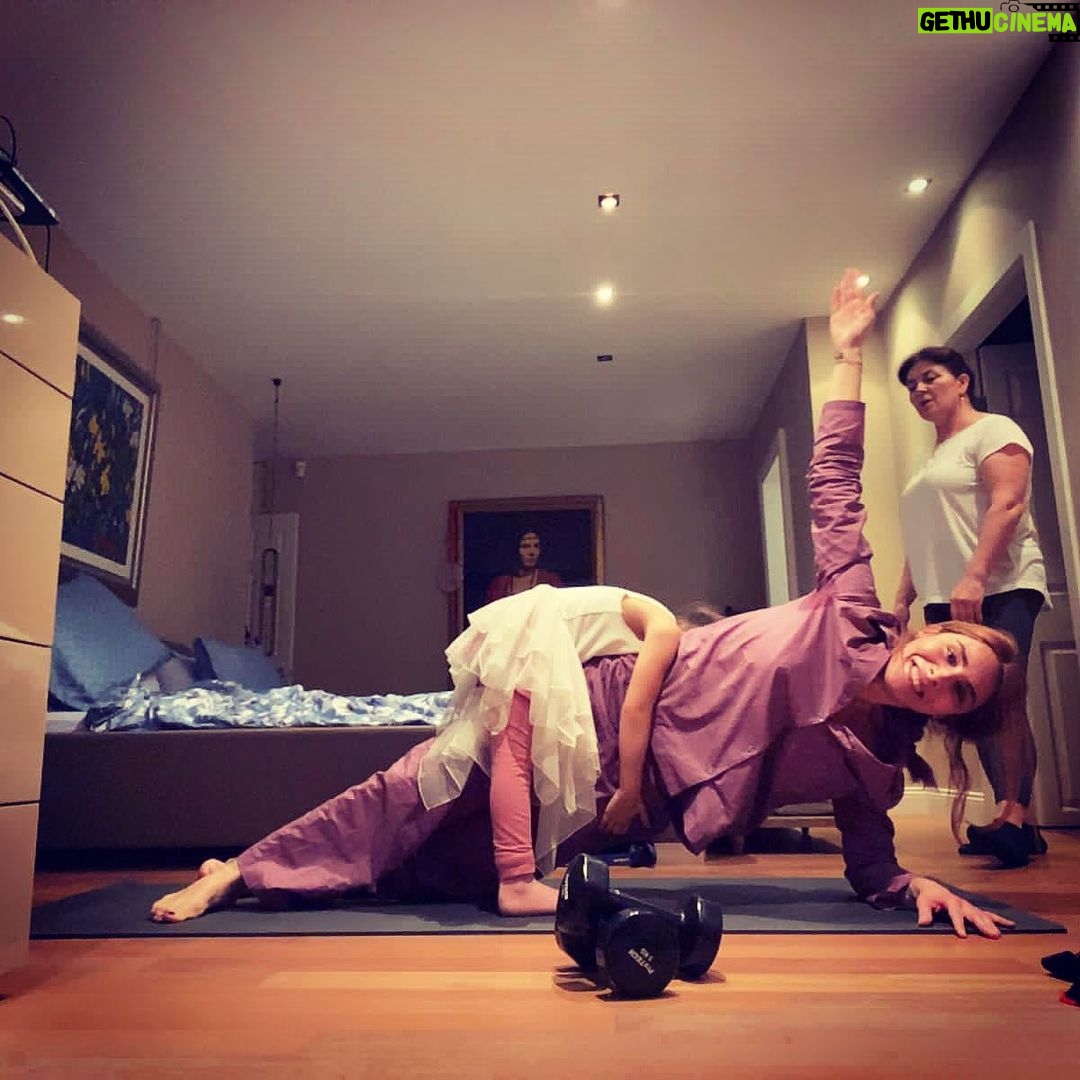 Nur Fettahoğlu - 44.4K Likes - Hayatımın özeti!
İstediğin kadar kal kollarimda nefesim, usulca taşırım bizi.