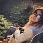 Nur Fettahoğlu Instagram – Dietro le lacrime che mi hai nascosto
E negli spazi di un segreto opposto
Resto fermo e ti aspetto da qui
Non mi è possibile,no non rivederti più
Se lontana non sei stata mai…..
📸 @slmdmrtr