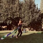 Nur Fettahoğlu Instagram - Siz yaysınız,çocuklarınız ise sizden çok ilerilere atılmış oklar. Okçu,sonsuzluk yolundaki hedefi görür ve o yüce gücü iLe yayı eğerek,okun uzaklara uçmasını sağlar. Okçunun önünde kıvançla eğilin. Çünkü okçu,uzaklara giden oku sevdiği kadar,başını dimdik tutarak kalan yayı da sever. Halil Cibran #dünyakızçocuklarıgünü