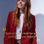 Nur Fettahoğlu Instagram - Sırf cinsiyetinden ötürü tacize, fiziksel ve psikolojik her türlü şiddete uğrayan fakat her türlü baskıya rağmen korkmadan, yılmadan hatta daha da güçlenerek devam eden, her alanda emeklerinin eşit karşılığını almak için çalışan tüm emekçi kadınların günü kutlu olsun. L’Oreal Paris ailem ile 50 yıldır inanarak çünkü biz buna değeriz demekten çok mutluyum, daha ötesi gururluyum! Beraber hep bir ağızdan biz buna değeriz dediğimiz daha nice 50. yıllara @lorealparis #bizbunadeğeriz #50yearsofworth