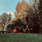 Nur Fettahoğlu Instagram - Geçmişi sürekli sorgulamak, kapıları kapatıyor, biliyorum. Uzun süredir sorguluyordum, şimdi ise, bunun ardından gelen rehavetin içerisindeyim. Zihnim sustu, tüm hesaplaşmalar bitti, kızgınlıklarım ve kırgınlıklarım yerini affetme hissine bıraktı. Esir aldığım benliğimi özgür bırakıyorum. Ne kadar ufak dertlerin ne kadar vaktimi aldığını şimdi fark ediyorum. Kırgınlıklardan, tebessüm getirecek minik teselliler aramışım. Asi adımlarımla çıkmaz bir bütünlük içinde kaybolduğum yoksunluk duygusunu kabul ediyorum. Kızmıyorum artık kendime, bilakis bakıyorum usulca uzaktan, geçmişteki kendime, şimdiki kendime. Yol doğru olsa bile çıkmaza gidiyorsa geri dönmeyi bilmeli insan! ''Hem hayat vazgeçme cesaretini gösterdiğinde yeniden başlamaz mı? 'Belki hayat tam da vazgeçtiklerindir! Belki en büyük cesaret geri adım atmaktır. Hazır mısın? Dönüşüme, değişime ve kusurlarınla biricikliğini kabul etmeye? Kendine hoşgörüyü sundukça coşacak ruhun!' diyorum kendime. Öyle ya, vakit tamam. Tutundum kendime tüm -mış gibi'lerden -malı'lardan vazgeçiyorum. Mutlu olmak için bir şeylerin gerçekleşmesini beklemeyeceğim artık, hayat ilerliyor, zaman daralıyor, belki yarın yok! O halde, karanlık düşüncelerden arınmanın, varlığının gücünü kabul edip şükretmenin vakti. Mucizelerim benim peşimde, ben de onların! Hoş gel 40, hazırım!!!!