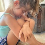 Nur Fettahoğlu Instagram - Küsmek nedir bilir misin? Küsmek dürüstlüktür. Çocukçadır ve ondan dolayı saftır,yalansızdır. Küsmek”seni seviyorum”dur,vazgeçememektir. Nazım Hikmet Ran
