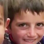 Nur Fettahoğlu Instagram - Hayallerime giden yolla ilk buluşmam 7-8 yaşlarında anneannemin evinin balkonundan bana göre fazla büyük ve büyüleyici gelen beyaz perdeden izlediğim filmlerle oldu. Karakterlerin büyüsünün yanısıra, buna gönül vermiş insanların hiç bir beklenti gütmeksizin açık hava filmlerini devam ettirme tutkuları benim ruhumda geleceğe yönelik bir kapı açmıştı. Kendimi buluyordum sahnede, kendim olmanın başka yollarını hayal ediyordum. Çadır tiyatrolarının dünyası benim çocukluğumdan ergenliğime gelişimimin önderi oldu. Böyle bir çocukluktan gelen biri olarak can dostlarımın içinde bulunduğu proje beni çok heyecanlandırdı! 2018’den beri sessiz sedasız 33 ilde 400 bin çocuğu sanatla tanıştırarak onlara yeni tutkular kazandırıyorlar. Sinema bir hayaldir, yaşam tutkusudur. Hayalleri olan çocuklara ulaşan ve onları sinemayla tanıştıran Tırsan’a ve destekleyen TC Kültür ve Turizm Bakanlığı’na açık hava sineması girişimi sebebiyle binlerce teşekkür. Yeni ufuklar, yeni hayatlar! @gezensinema @tirsantreyler @tckulturturizm @t.c.milliegitimbakanligi @mavimylife #çetinnuhoğlu
