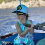 Nur Fettahoğlu Instagram - Yolun açık olsun Kaptan!! Rotan aydınlık pusulan yüreğin olsun!! Gittiğin yolda ayağına taş değmesin, kimseye boyun eğme, kimsenin seni incitmesine, saygısızlık etmesine izin verme... Susma konuş atma içine hiçbir şeyi .. bu beden, bu kalp, bu beyin senin ve tek kullanacak olan sensin... Büyüdüğünü görmek sana dair hayaller kurmak içimi ısıtıyor ama bir o kadar korkutuyor. Şimdi kanatlarımın altındasın ancak zamanı gelince uçup gideceksin. Umarım yolculuğunda sırdaşın, annen, fikirlerini özgürce ifade edebildiğin çatışmacı yanın, haksızlığa uğradığında içini döktüğün dostun, sevinçlerinde kahkahalarını, üzüntülerinde göz yaşını paylaştığın senin arkanda dağ gibi duran bir yürek olurum. Huzurunu sevdiğim kızım iyi ki hayatımdasın!