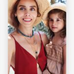 Nur Fettahoğlu Instagram - Sabır? Beklemek? Arzu etmek? Korkmak? Pes etmek? Yeniden başlamak?? Umut ??? Hayal kurmak ?? Özlemek ... Yeterli yetersizlik... Bir bilge olmak ama zaman zaman hormonlarımızın ele geçirdiği duygularda kaybolup çocuklaşmak... Hayatımın en güzel hikayesi seninle başladı... 10 sene inatla bekledim gelmek isteyeceğin günü, zaman zaman rüyalarıma girdin , kokunla uyandım ... Bazen umutsuzluğa kapıldım belki de korkularım ağır bastı durdum. Ama inatçıyım ya pes etmedim, sanırım bu genim fazla baskın: Çok inatçı çıktın... Tam da vazgeçmişliklerin arkadasından gelmeye karar verdin... Bazı geceler gizli gizli ağladım beceremediğimi düşünüp ama sen bana benden daha çok güvendin, hep gözümün içine baktın hiç kaçırmadan “hadi anne bırakma kendini”der gibi... Hala buna devam ediyorsun, vazgeçtiğim anlarda başımı göğsüne çekip orda uyutuyorsun... Huzuruyla sakinlediğim her gece uykumda saran, uyku arasında öpen, ‘seni çok seviyorum anneciğim’ diyen, sabah gözümü açtığımda boncuk boncuk gülen gözlerle bana bakan, bana her an değerlerin en yücesini yaşatan, aslında kendi gerçeğini değerini gücünü ortaya çıkarmak olduğunu gösterensin. “Ben”dim şimdi “biz” olduk... Seninle çiçek açtım, bahar dalları gibi renklendim, hayatımın rengi hayal gücünün yetişemediği gerçeklik oldun, bana yeniden hayal kurmayı öğrettin. İyi ki beni seçtin, içimdeki tüm parçaları birleştirdin ve kendi gerçeğimi ortaya çıkardın. Bana anneliği yaşattığın için teşekkür ederim. Bizi olgunlaştıran, hazırlayan ve ortaya çıkan umut,zaman. Her gün yenileniyoruz. Şimdi kızımla çok iyi bir ekibiz ve büyümeye öğrenmeye devam ediyoruz. Çünkü biz buna değeriz... @lorealparis