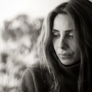 Nur Fettahoğlu Instagram - “Büyük laflar etmeden,hani anlayacaksın umuduyla da değil,hayal kırıklığıma kalkan yapmadan gürültüsüz bir eylem olacak ve vazgeçeceğim... yutkunamadığım ince bir sızı yerleşti;yüreğimin gelgitlerinde biriktirdiği,çıplak teni kanatan keskinliğinde ılık ılık kanıyordum..”
demiş yazarımız .... A.G.E.